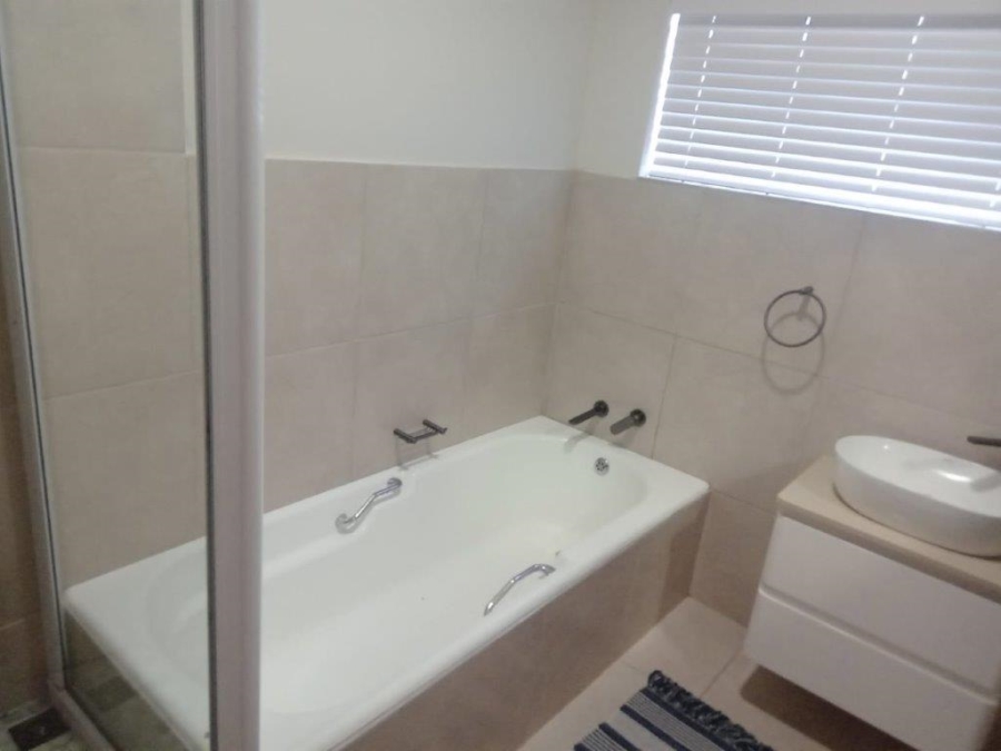4 Bedroom Property for Sale in Paradise Beach Eastern Cape
